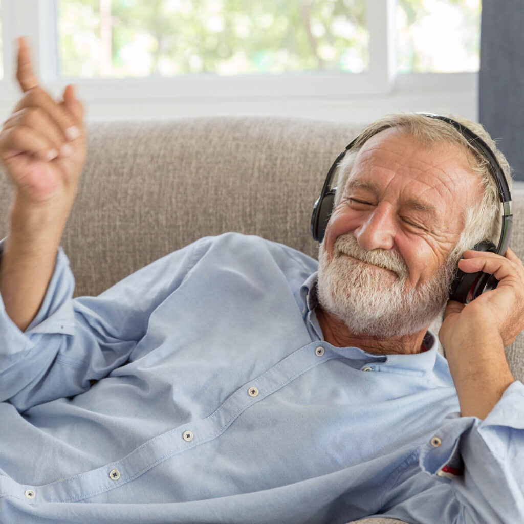 Mann hört mit Kopfhörern Musik